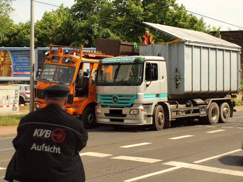 LKW riss Oberleitung ab Koeln Deutz Am Schnellert Siegburgerstr P085.JPG